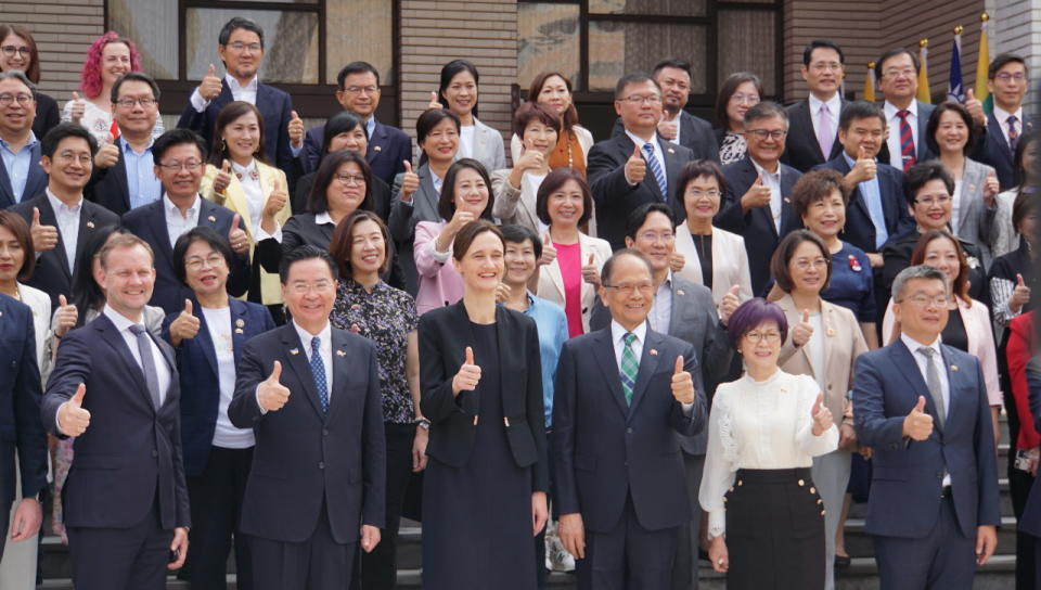 立陶宛國會議長希米利特在立法院發表演說，會後與朝野立委在議場前合影。(王韋婷攝)