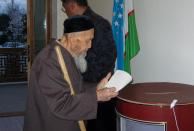 An eldery man prepares to cast his ballot at a polling station in Tashkent on March 29, 2015