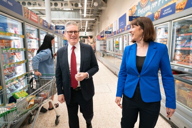 Labour Party leader Sir Keir Starmer and shadow chancellor Rachel Reeves in a supermarket