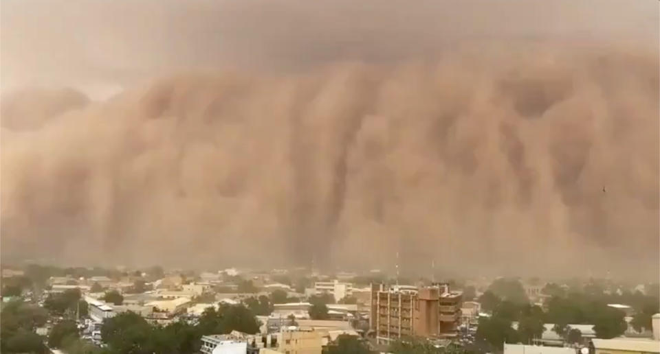 Una imponente nube de arena ha engullido la capital de Níger, Niamey. (Crédito: Twitter/@doulayeb)