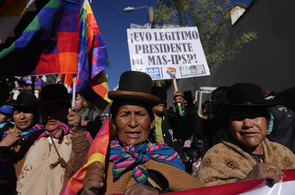 Seguidores del expresidente de Bolivia, Evo Morales, se concentran a las afueras del Tribunal Supremo Electoral donde se convocó a un encuentro entre todos los partidos políticos del país para debatir si se suspenden las primarias internas de cada organización en La Paz, Bolivia, el miércoles 10 de julio de 2024. (AP Foto/Juan Karita)