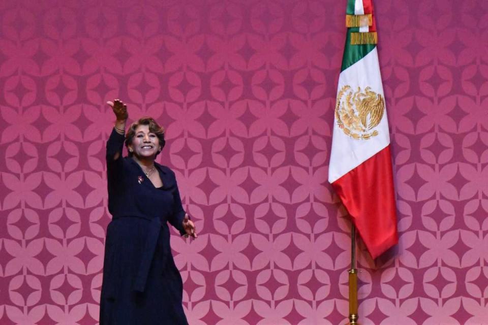 Delfina Gómez, luego de tomar protesta en el Congreso de la entidad como gobernadora del Estado de México.
