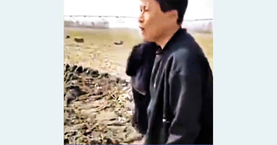 內蒙古一名農民不忿要繳交接近7萬元「增補承包費」，與村鎮幹部理論。（網上圖片）