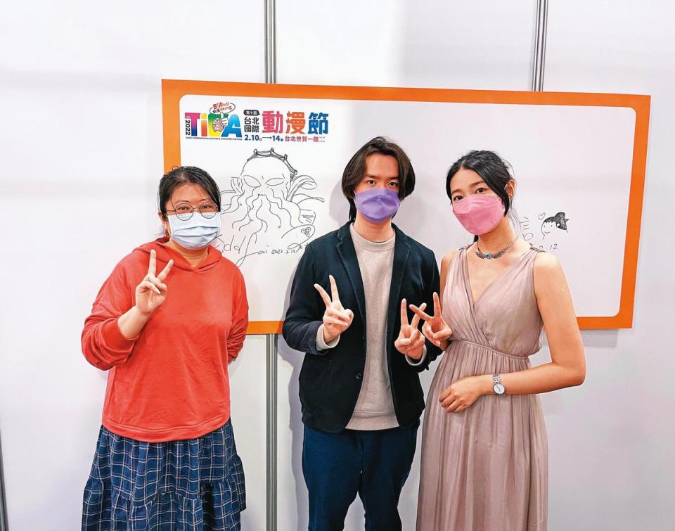 尼太（左起）、賴惟智與彭莉婷出席2022年台北國際動漫節簽名會。（艾德萊娛樂提供）