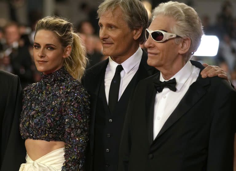 Kristen Stewart, Viggo Mortensen y el director David Cronenberg posan para los fotógrafos al llegar al estreno de la película Crimes of the Future en el 75º festival internacional de cine de Cannes