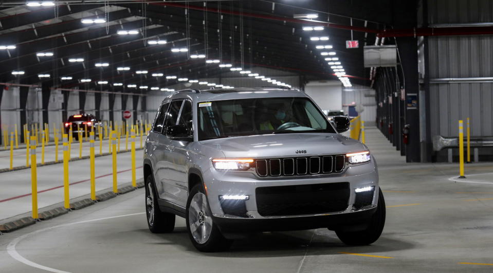 <p>La clásica Jeep Cherokee revolucionó el mercado de las caminoneras 4X4 con la presentación de la renovada versión 2021.</p> <p>Sus 45 años de historia comienzan con un diseño innovador que pretendía reemplazar a la legendaria Jeep Wagoneer y que al final le abrió el paso a los llamados vehículos todo terreno, que hoy conocemos como SUV.</p> <p>La sexta posición de Jeep en la lista de los favoritos del mercado hispano fue alcanzada antes de la presentación de la nueva Cherokee. Quizás este lanzamiento mejore sus ventas entre el público latino.</p> <p><strong>(REUTERS/Rebecca Cook)</strong></p> 