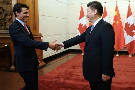 Chinese President Xi Jinping (R) shakes hands with Canadian Prime Minister Justin Trudeau ahead of their meeting at the Diaoyutai State Guesthouse in Beijing, China August 31, 2016. REUTERS/Wu Hong/Pool