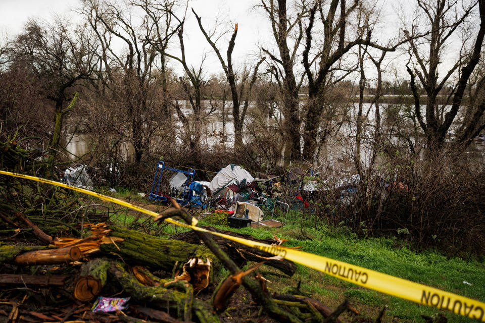 El campamento de Lloyd Robertson se ve amenazado por las aguas que crecen y los árboles que caen a lo largo del río de los Americanos, en Sacramento, California, el 9 de enero de 2023. (Max Whittaker/The New York Times).