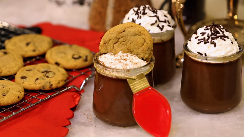 Sandra Lee hot chocolate recipe with whip cream and cookies (Photo: Yahoo Life)