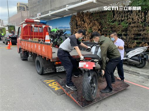 員警將死者的重機拉上拖車。（圖／翻攝畫面）