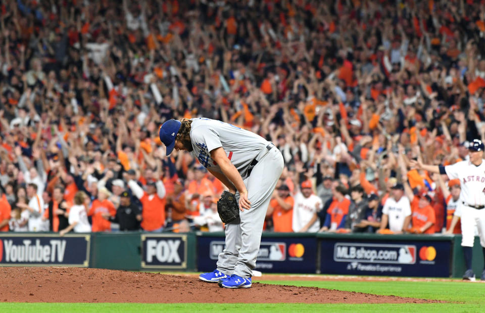 El lanzador de los Dodgers, Clayton Kershaw, reacciona después de permitir un jonrón de tres carreras a los Astros de Houston.