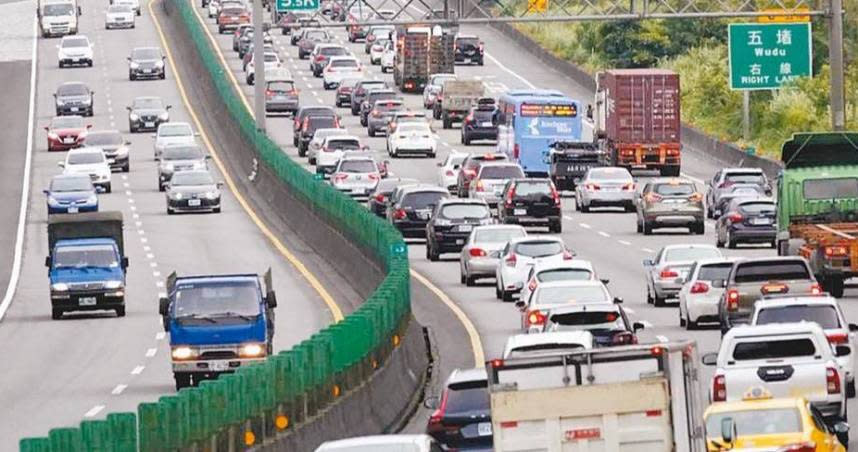 國道塞車潮湧現。（示意圖／本報資料照片）