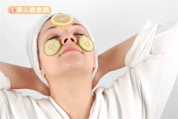使用檸檬片、小黃瓜片敷臉不但無法美白，還可能傷害肌膚。