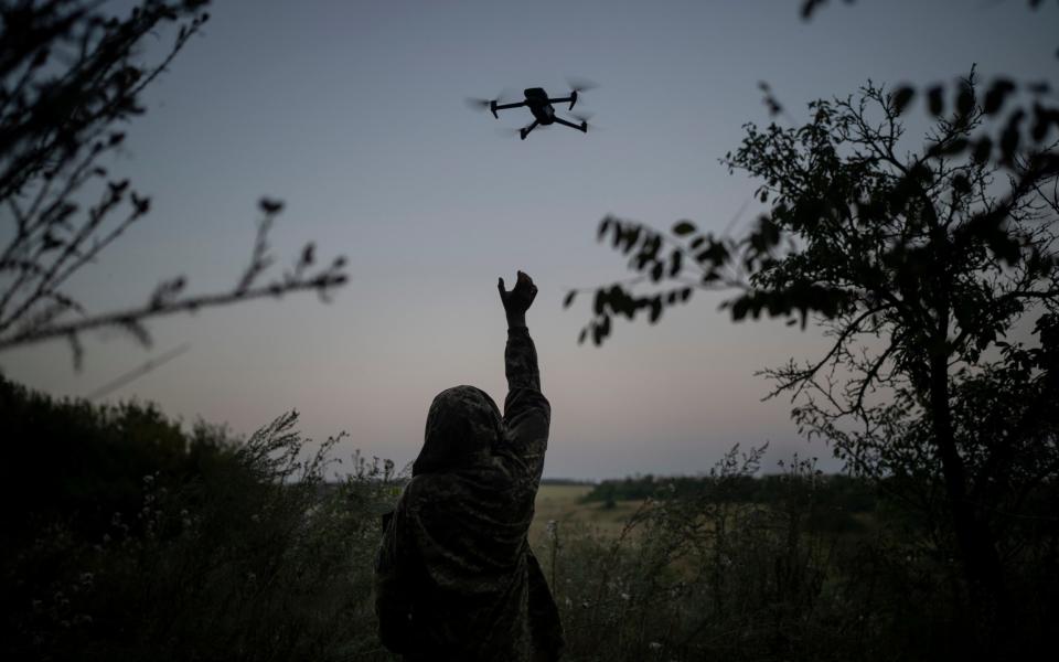 Ein ukrainischer Drohnenpilot greift in der Region Luhansk in der Ukraine nach einer Aufklärungsdrohne.