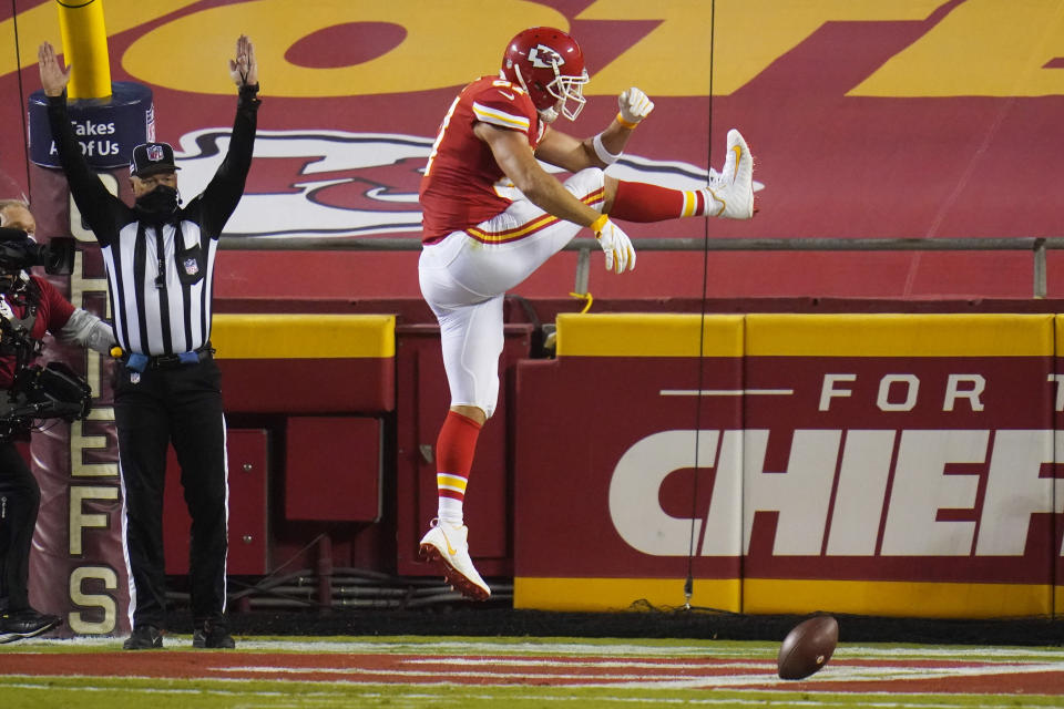 Kansas City Chiefs tight end Travis Kelce celebrates after catching a touchdown pass against the Houston Texans. (AP Photo/Jeff Roberson)