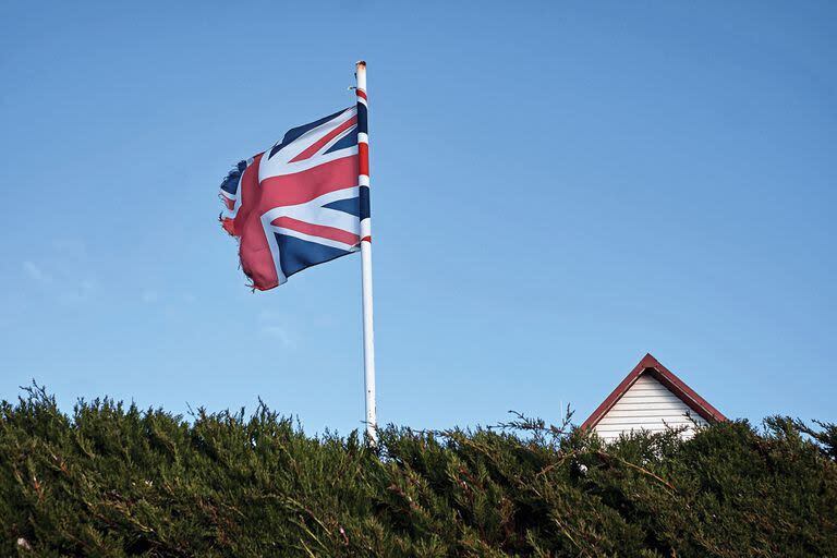 En una casa particular flamea la bandera del Reino Unido