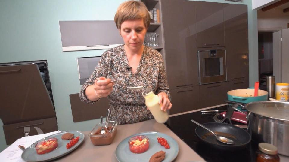Über das Dessert aus veganer Schokomousse und Johannisbeer-Crumble träufelt Katrin ihre selbstgemachte Vanillesoße.
 (Bild: RTL)