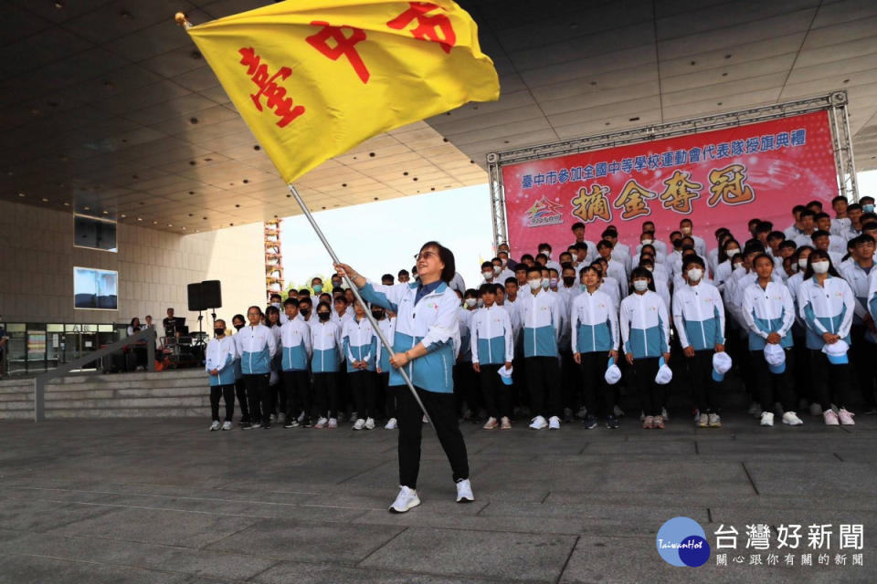 台中市副市長賴淑惠揮動臺中市旗。