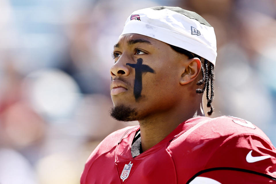 Helmetless Isaiah Simmons in a red Cardinals jersey