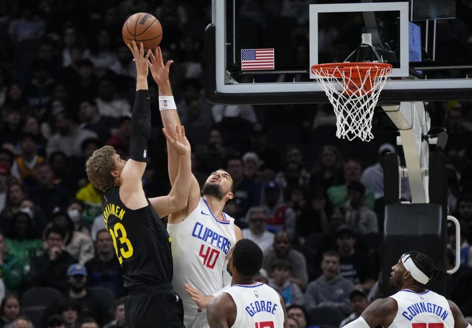 Ivica Zubac stretches out to block a shot.