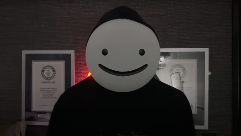 A screenshot of Minecraft YouTuber Dream with his smiley face mask.