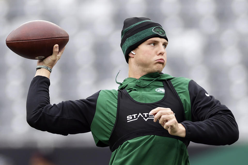 El mariscal de campo de los New York Jets, Zach Wilson (2), calienta antes de un partido de fútbol americano de la NFL contra los Chicago Bears el domingo 27 de noviembre de 2022 en East Rutherford, Nueva Jersey (AP Photo/Adam Hunger)