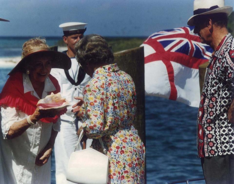 La comisionada del Condado Monroe Wilhelmina Harvey entrega una caracola regia, símbolo de los Cayos, a la reina Isabel en 1991, cuando el yate real Britannia hizo escala en las Dry Tortugas. Harvey también nombró a la reina una caracola honoraria.