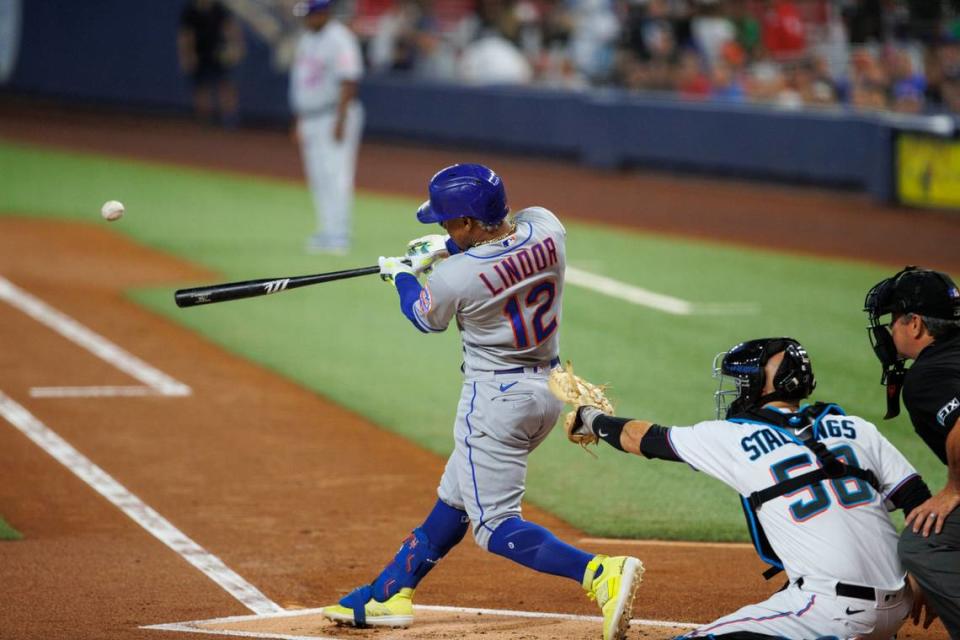 El torpedero de los Mets de New York Francisco Lindor batea un doble en el partido contra los Marlins, celebrado el 31 de julio de 2022 en Miami.