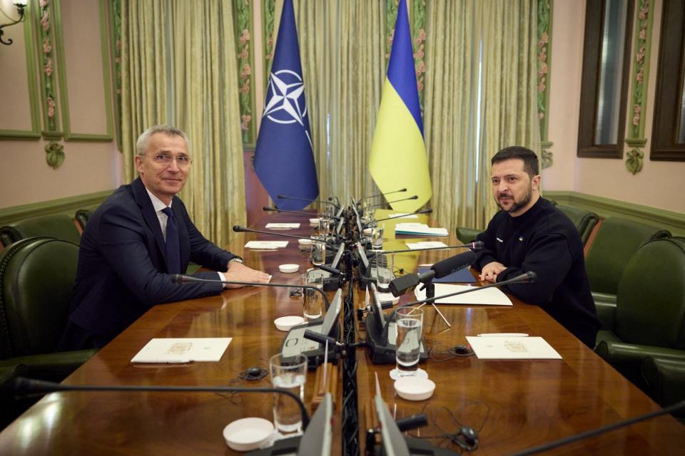 北約秘書長史托騰柏格（左）20日祕訪烏克蘭，與烏克蘭總統澤倫斯基會談。路透社