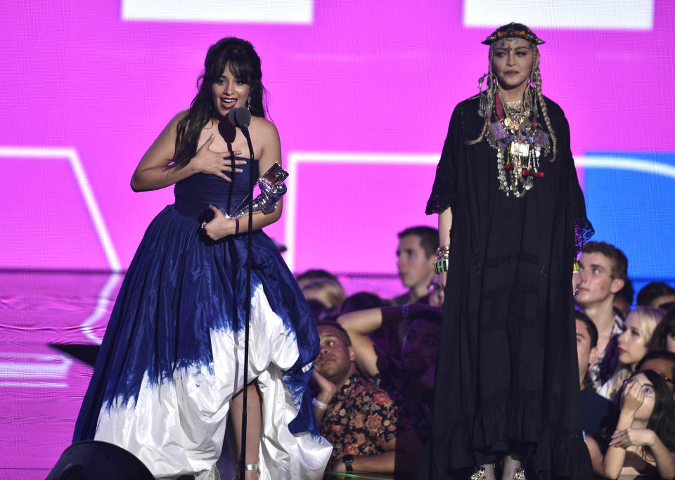 Camila Cabello recibe el premio al video del año mientras Madonna, a la derecha, la mira durante la ceremonia de los Premios MTV a los Videos Musicales, el lunes 20 de agosto del 2018 en Nueva York. (Foto por Chris Pizzello/Invision/AP)