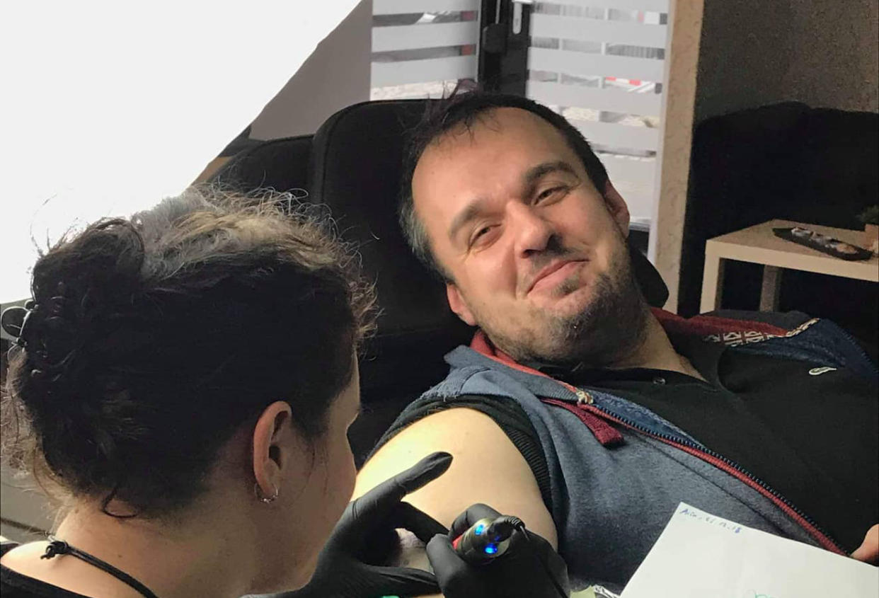 Robert Matthees lässt sich ein ganz besonderes Tattoo stechen (Bild: Privat)