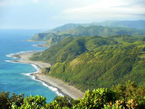 從旭海草原遠眺牡丹灣｜you could look over the fantastic scenery of Mudan Bay from the top of the hill. (圖｜楓港段副段長提供）