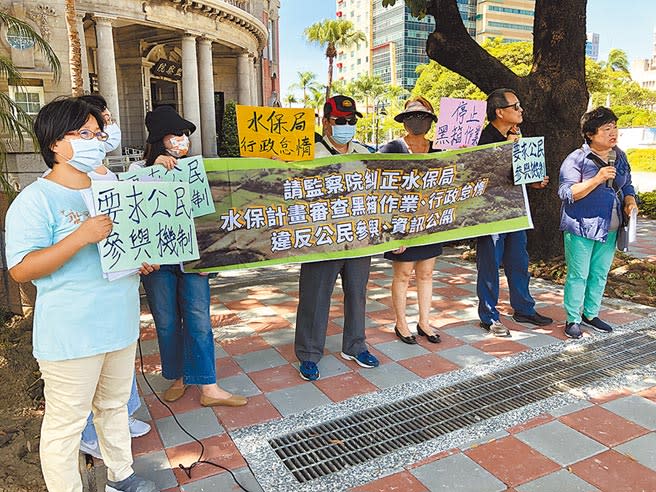 環團昨赴監察院陳情，指陽明山保護區變住宅區6-6開發案，北市府黑箱審查水保計畫，竟許可挖填土方超出環評允許量，要求監院彈劾台北市長柯文哲。（趙婉淳攝）