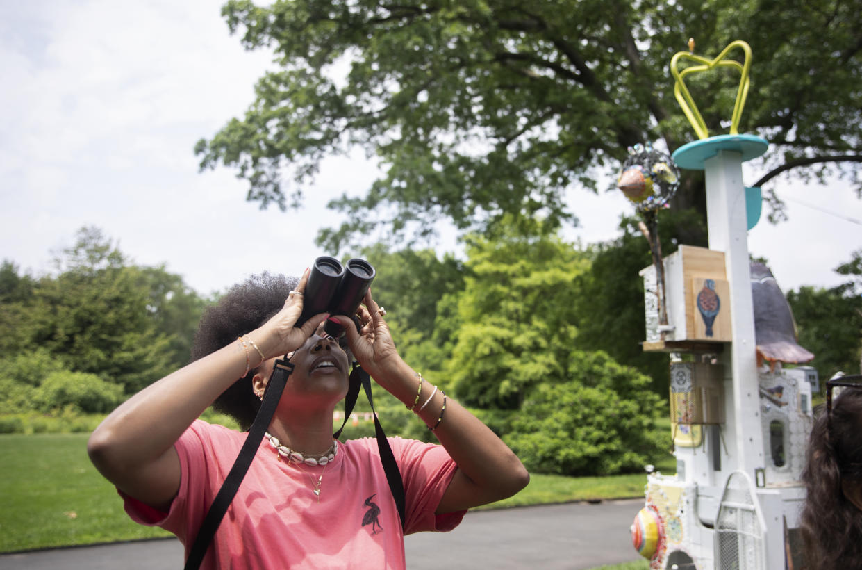 Indigo Goodson, quien comenzó a practicar la observación de aves durante la pandemia, en el jardín botánico de Brooklyn, el 3 de junio de 2022. (Kirsten Luce/The New York Times).