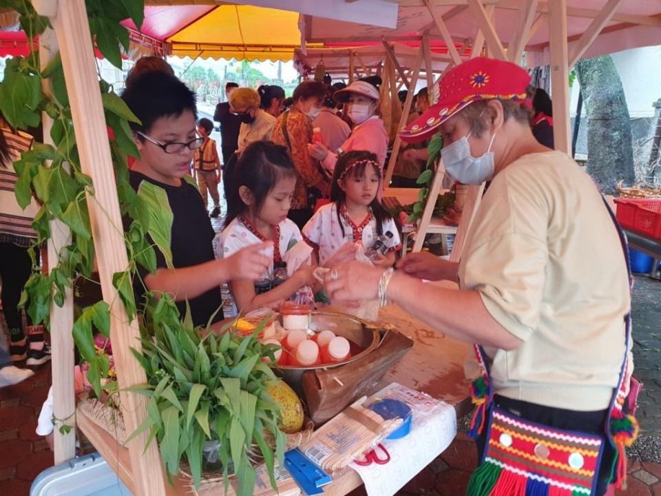 部落人氣美食攤位市集吸引大批人潮。(吉安鄉公所提供)