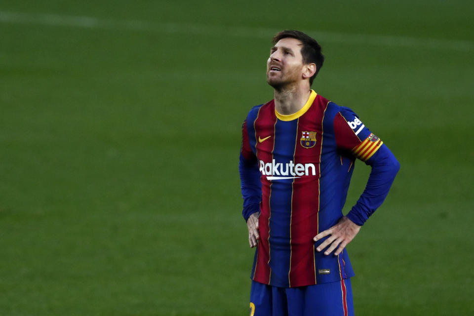 Lionel Messi del Barcelona reacciona tras desperdiciar una ocasión de gol en el partido contra el Granada por la Liga española, el jueves 29 de abril de 2021. (AP Foto/Joan Monfort)