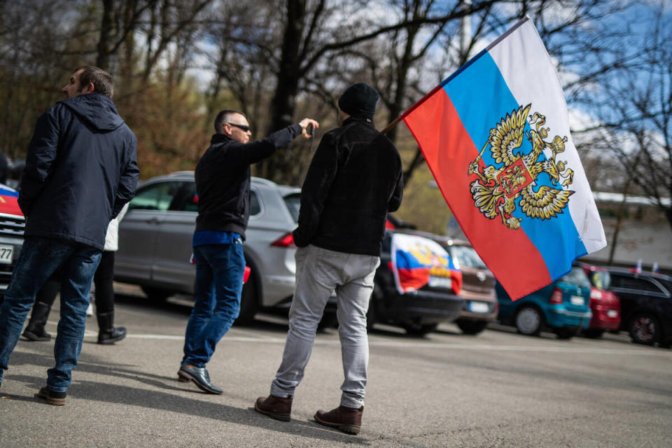 In den vergangenen Tagen hatte es pro-russische Autokorsos in mehreren deutschen Städten gegeben, darunter in Stuttgart. Erst am Samstag rollte eine lange Autokolonne mit vielen russischen Fahnen auf den Motorhauben durch Stuttgart (Foto).