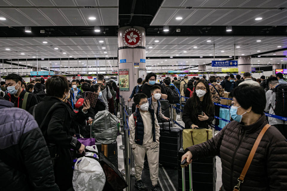 2023年1月8日，香港落馬洲口岸，大批市民於早上等待過關。