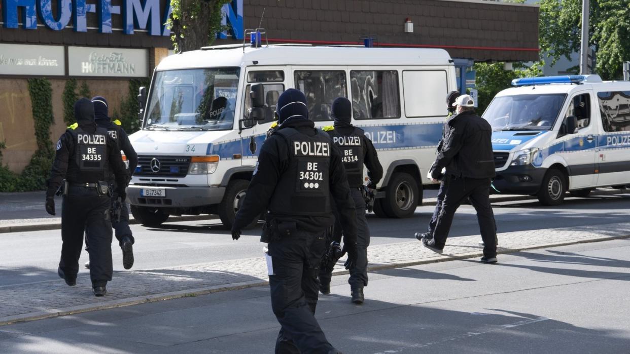 Berliner Polizisten während einer Razzia wegen des Handels mit Betäubungsmitteln (Archiv).