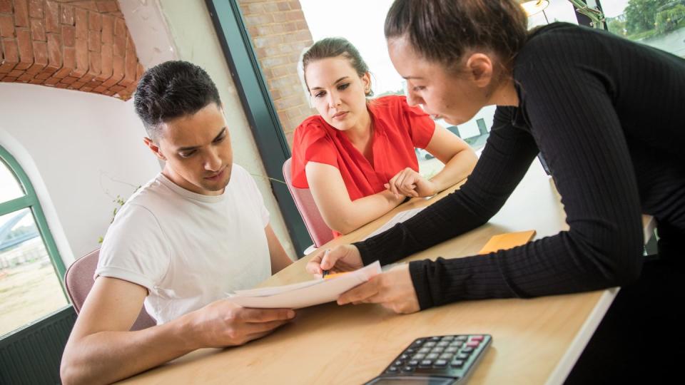 Wer im Freundeskreis Geld verleiht, sollte bedenken: Klare Regeln helfen, Streit um das Geld zu vermeiden.