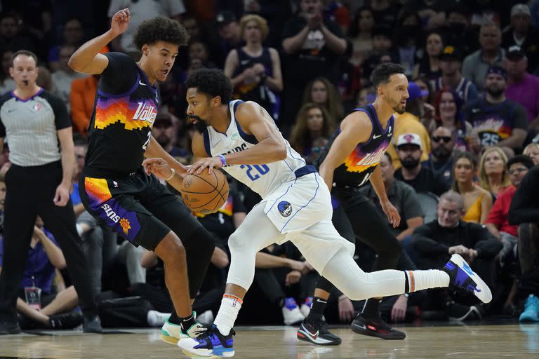 Spencer Dinwiddie, de Dallas, apoyó la titánica tarea de Doncic y sumó 30 puntos para la victoria ante los Suns