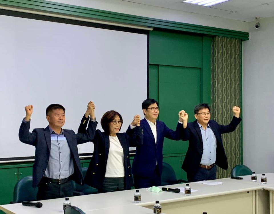 高雄市民進黨團議長人選在24日中午拍板定案，由議員康裕成出線，代表民進黨團爭取高雄市議長，陳其邁也感謝鄭光峰議員展現政治高度，成就黨內團結。（記者吳文欽攝）