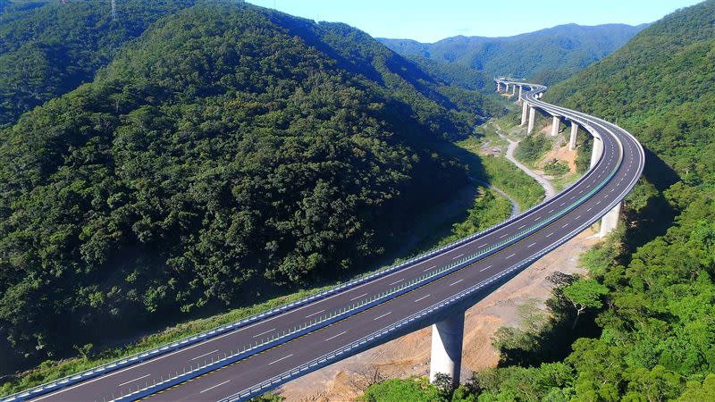 號稱「全台最美公路」的安朔高架橋，拿下第21屆金路獎工程類第一名。(圖／交通部提供)
