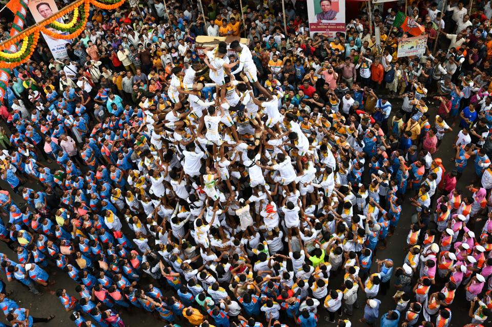印度孟買隆重慶祝「黑天神誕生日」，卻發生多人跌落意外，已知153人受傷。（法新社）
