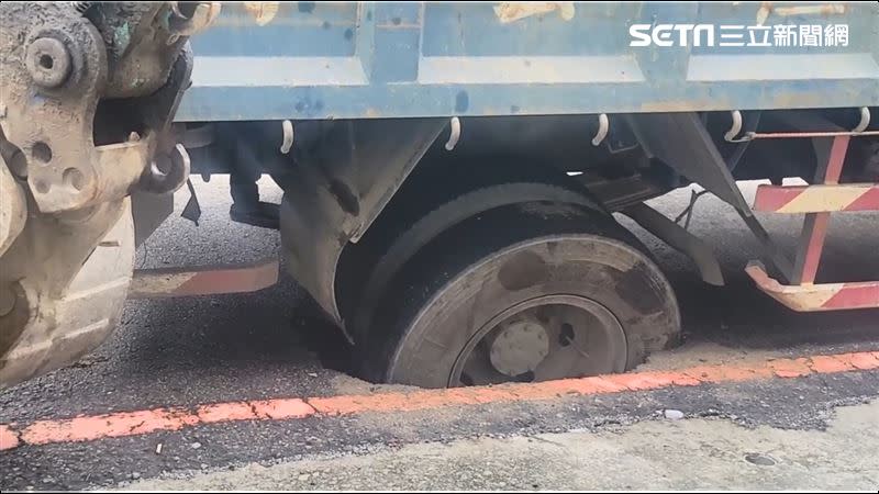 台中大里發生路面坍陷意外，自來水工程車後輪陷入坑洞受困。（圖／翻攝畫面）