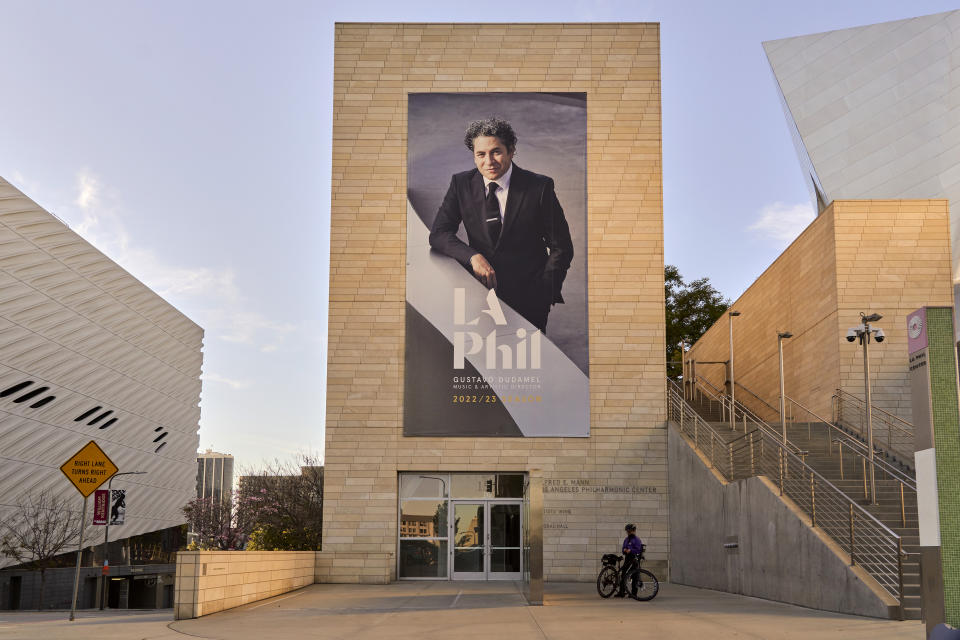 Un cartel en el exterior del Walt Disney Concert Hall muestra a Gustavo Dudamel de pie con varios músicos, en Los Ángeles, el 7 de febrero de 2023. (Lauren Lancaster/The New York Times)