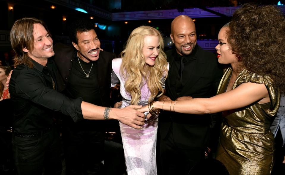 NASHVILLE, TN - OCTOBER 18: (L-R) Honoree Keith Urban, singer-songwriter Lionel Richie, actress Nicole Kidman, singer-songwriter Common and singer-songwriter Andra Day take photos at the 2017 CMT Artists Of The Year on October 18, 2017 in Nashville, Tennessee. (Photo by John Shearer/Getty Images for CMT)