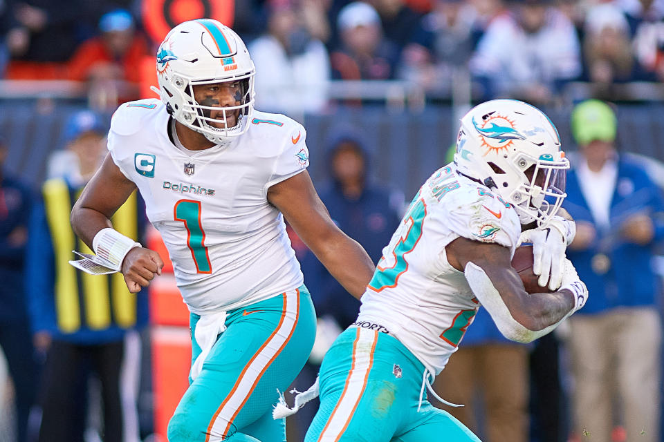 Los Dolphins construyeron su ofensiva alrededor de Tua Tagovailoa (1), y los ex 49ers como Jeff Wilson Jr. ayudaron a completarla.  (Foto de Robin Alam/Icon Sportswire vía Getty Images)