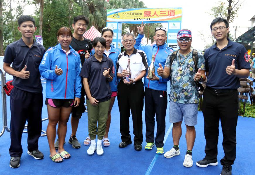 運動傷害防護大師楊天放(右四)和鐵人界張家班有兩代情緣。中華民國鐵人三項協會／提供。