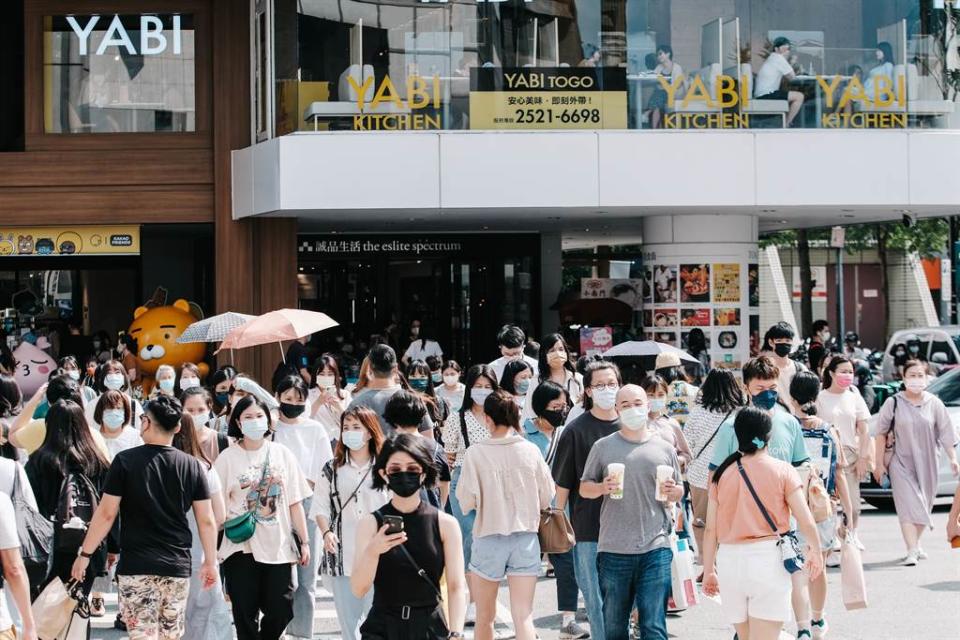 行政院將推出振興五倍券刺激經濟。圖為逛街人潮示意圖。(資料照/郭吉銓攝)